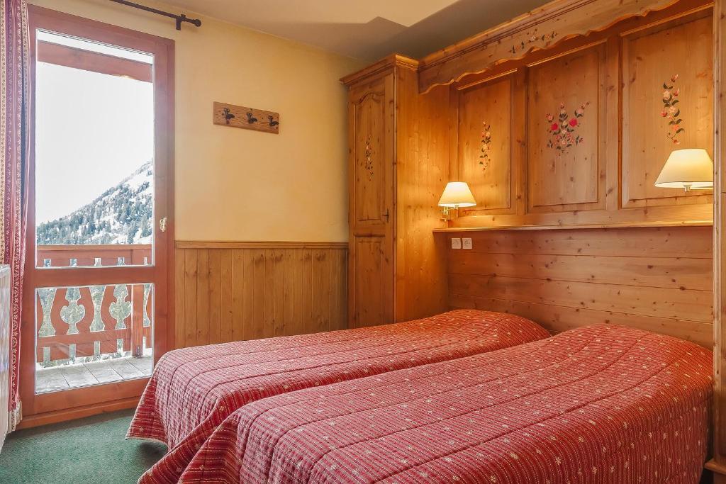 une chambre avec deux lits et une fenêtre dans l'établissement Résidence Les Balcons de Belle Plagne, à Belle Plagne