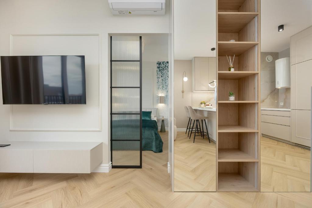 Żupnicza Elegant Apartment with Balcony Warsaw by Noclegi Renters 3