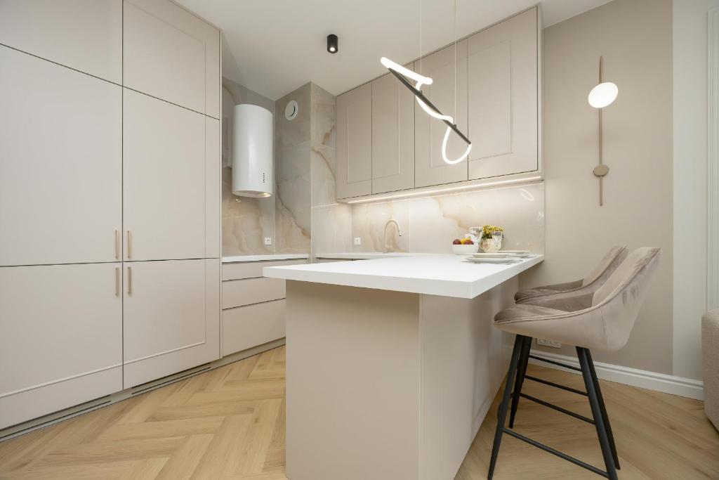 Żupnicza Elegant Apartment with Balcony Warsaw by Noclegi Renters 4