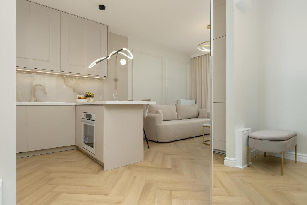 Żupnicza Elegant Apartment with Balcony Warsaw by Noclegi Renters 7