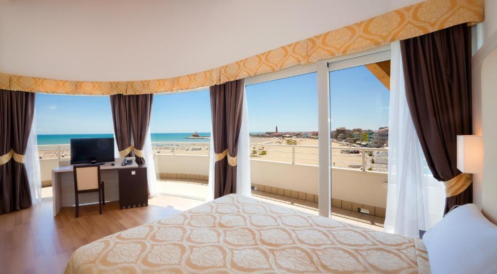 une chambre d'hôtel avec une chambre avec vue sur la plage dans l'établissement Park Hotel Pineta Boutique Hotel, à Caorle