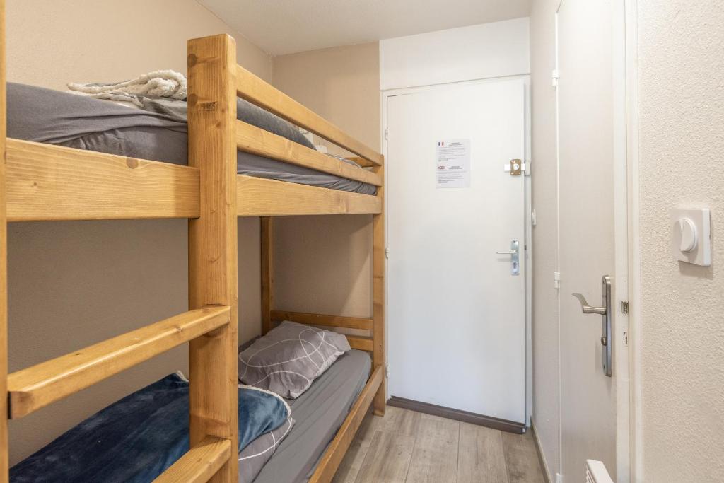 - deux lits superposés dans une petite chambre dans l'établissement Le Septimontain - Immoclean, à Samoëns