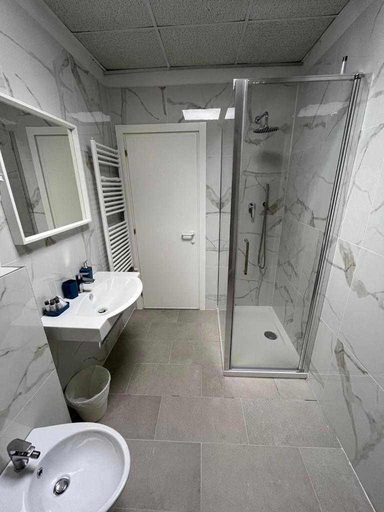 une salle de bain avec douche, lavabo et toilettes dans l'établissement Hotel Aldebaran, à Rimini