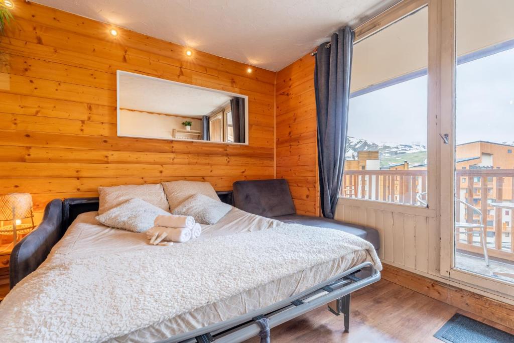 une chambre avec un lit avec un ours en peluche dessus dans l'établissement Ski In-Out - Heart of Val Thorens Warm-Hearted Apartment, WiFi 165, à Val Thorens