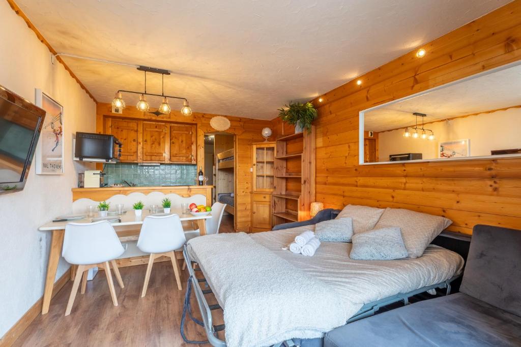 une chambre avec un lit et une table et une cuisine dans l'établissement Ski In-Out - Heart of Val Thorens Warm-Hearted Apartment, WiFi 165, à Val Thorens 10 autres photos