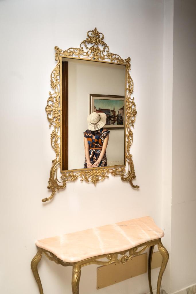 une femme qui se prend en photo dans un miroir dans l'établissement Easy Hotel Meryon, à Sottomarina