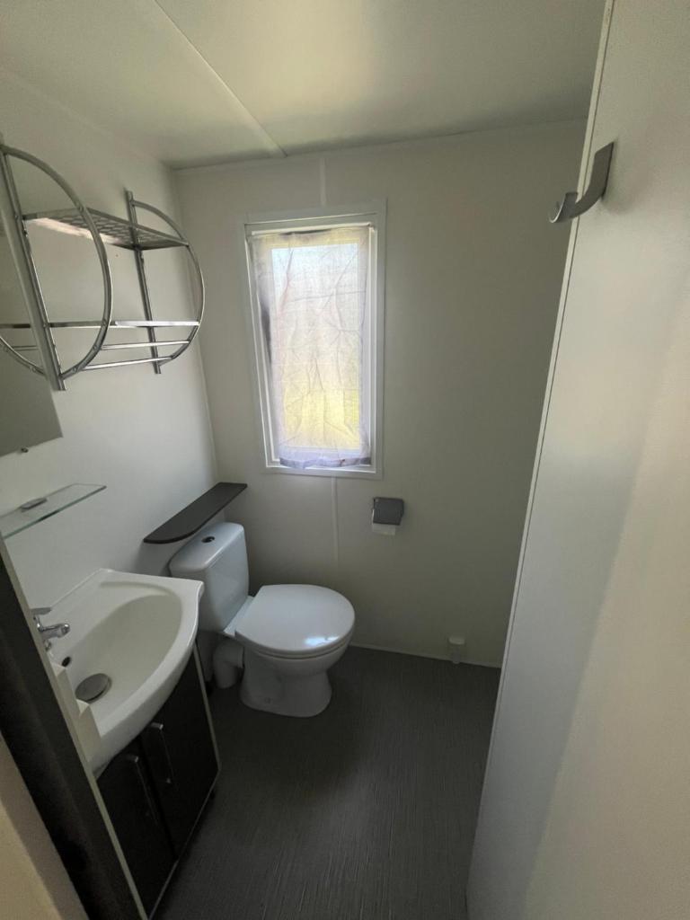 une salle de bain avec toilettes, lavabo et fenêtre dans l'établissement Mobil home spacieux 6-8 pers, camping 4 étoiles, la Carabasse, à Vias 11 autres photos