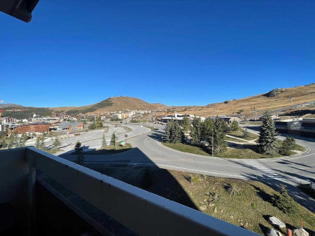 d'un balcon avec vue sur une route. dans l'établissement Homency - Résidence aux Bergers B502, à L'Alpe-d'Huez 1 autre photo