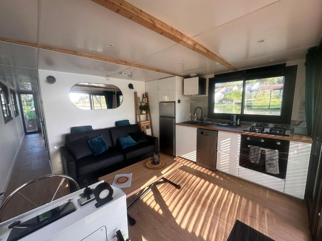 - un salon et une cuisine dans une petite maison dans l'établissement House Boat avec SPA naviguant en Champagne, à Mareuil-sur-Ay