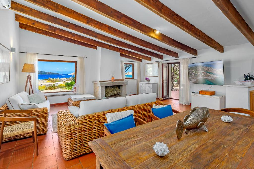 un salon avec un canapé et une table dans l'établissement Villa Itaca - Swimming pool by the Sea, à La Maddalena