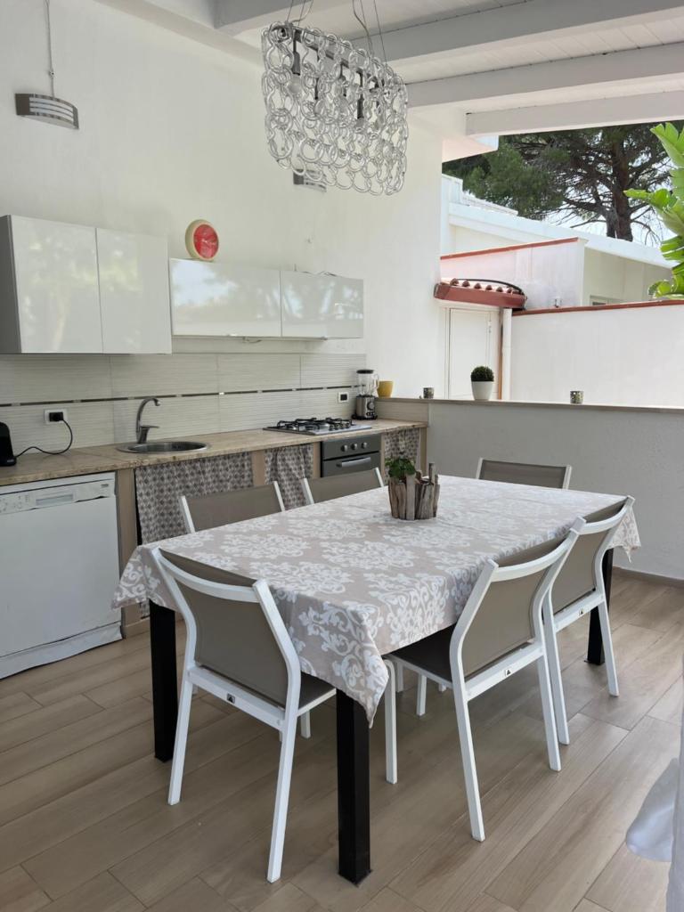 une cuisine avec une table blanche et des chaises dans l'établissement Villa Losanna, à Mondello
