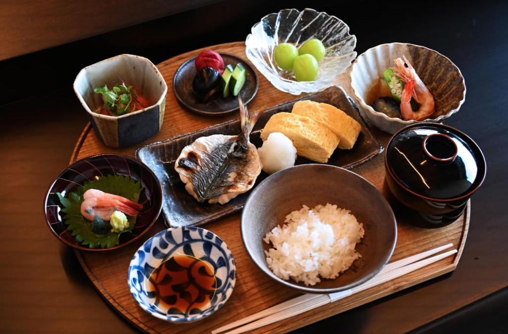 - un plateau de nourriture avec des sushis et du riz sur une table dans l'établissement 一 能登島 hitotsu notojima, à Kōda