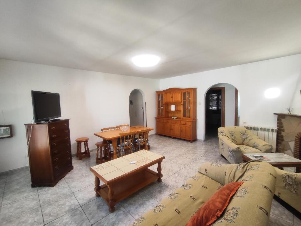 Private house with pool and BBQ 6