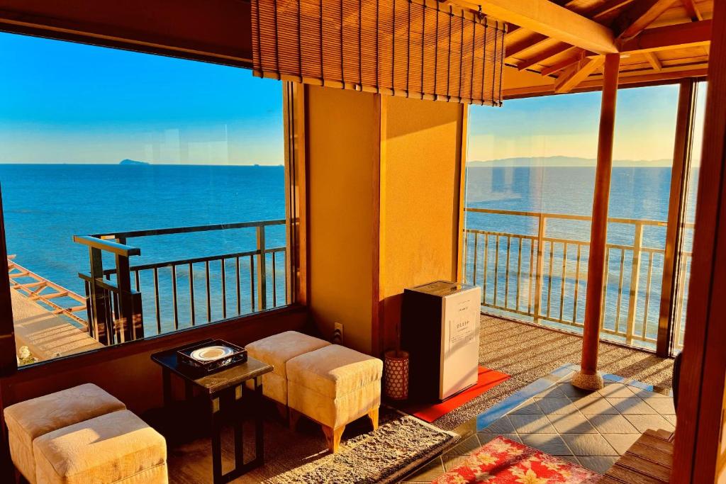 Cette chambre dispose d'un balcon avec vue sur l'océan. dans l'établissement Shuku Kaifuu, à Minamichita