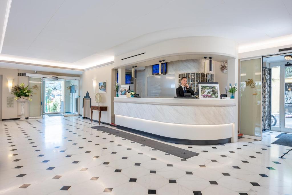 un hall d'un hôtel avec un comptoir de réception dans l'établissement Hotel Metropole, à Santa Margherita Ligure 133 autres photos