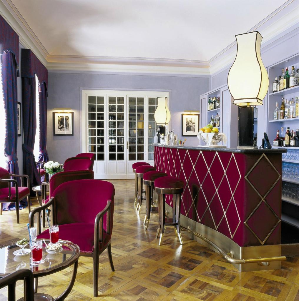 un bar dans un restaurant avec des chaises violettes dans l'établissement Grand Hotel Majestic, à Verbania