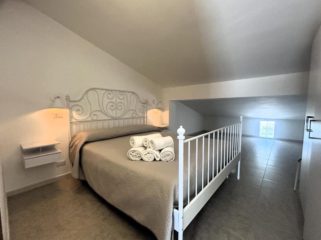 une chambre avec un lit blanc et un escalier dans l'établissement Villa Soleanna Residence, à Vieste