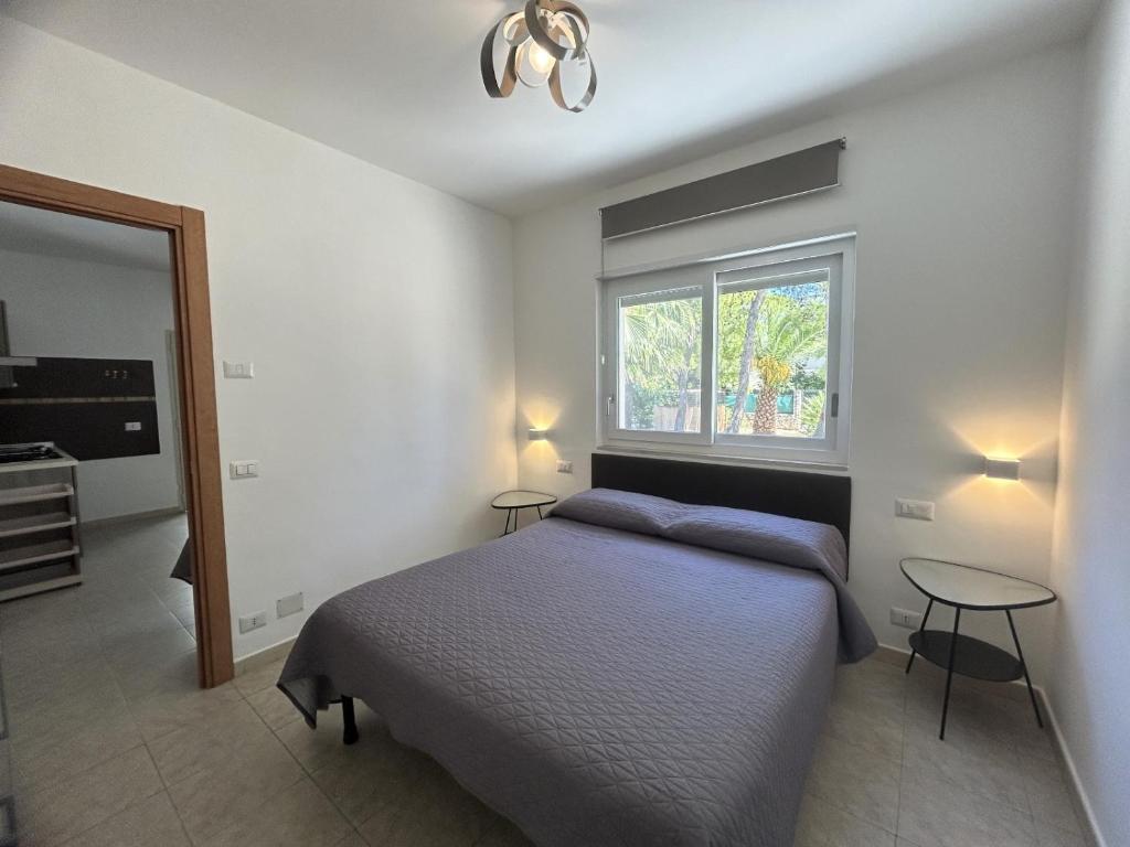 une chambre avec un lit et une fenêtre dans l'établissement Villa Soleanna Residence, à Vieste