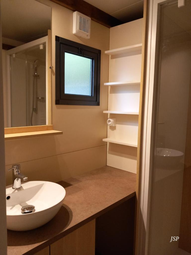 une salle de bain avec un lavabo blanc et une fenêtre dans l'établissement Chalet Zen, à Vaudreuille