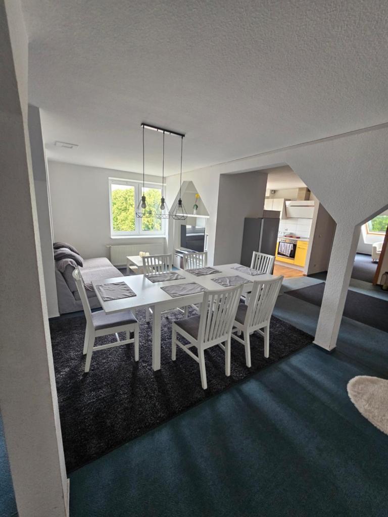 6 bedroom Private APARTMENT & Lounge 3