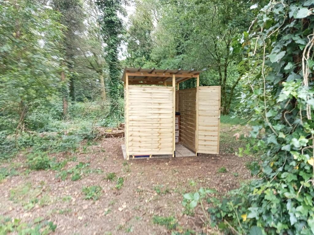 une dépendance en bois au milieu d'une forêt dans l'établissement tipi insolite 1 a 4 personnes, à Plouray