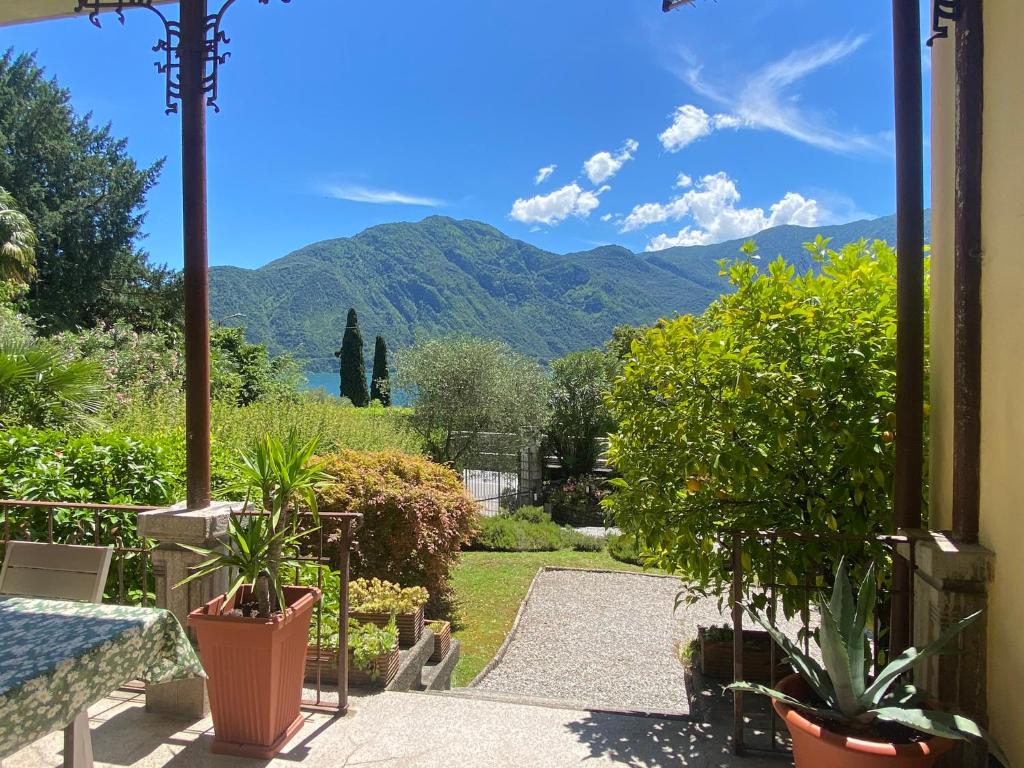 Life is Good - Front Lake Apartment in Villa