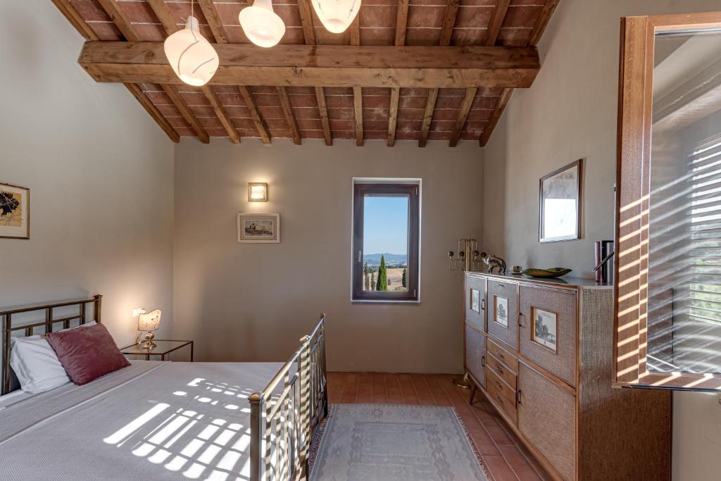 une chambre avec un lit et une fenêtre dans l'établissement Villa San Giuseppe Scirocco, à Montecatini Val di Cecina