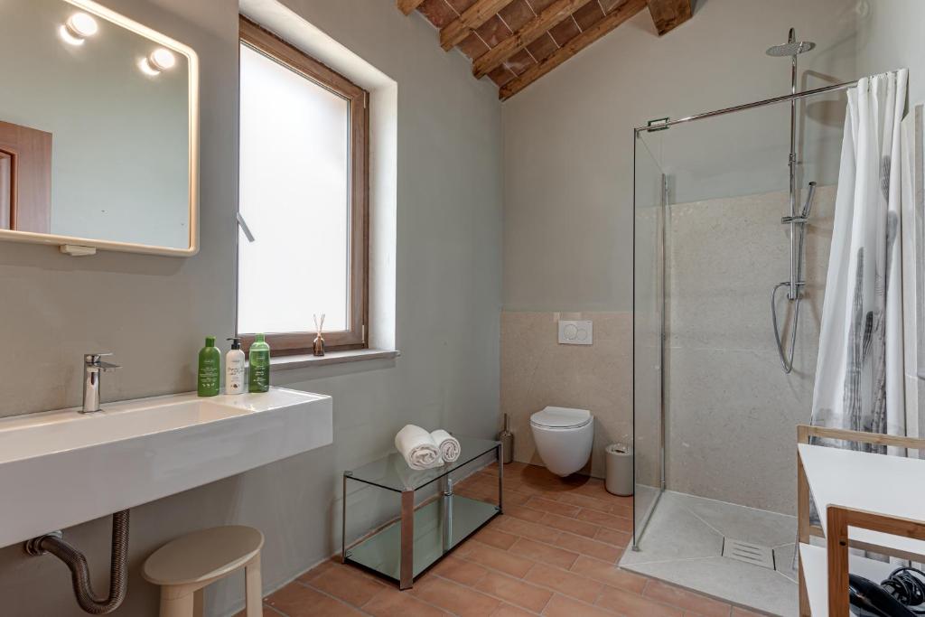 une salle de bain avec un lavabo et une douche dans l'établissement Villa San Giuseppe Scirocco, à Montecatini Val di Cecina