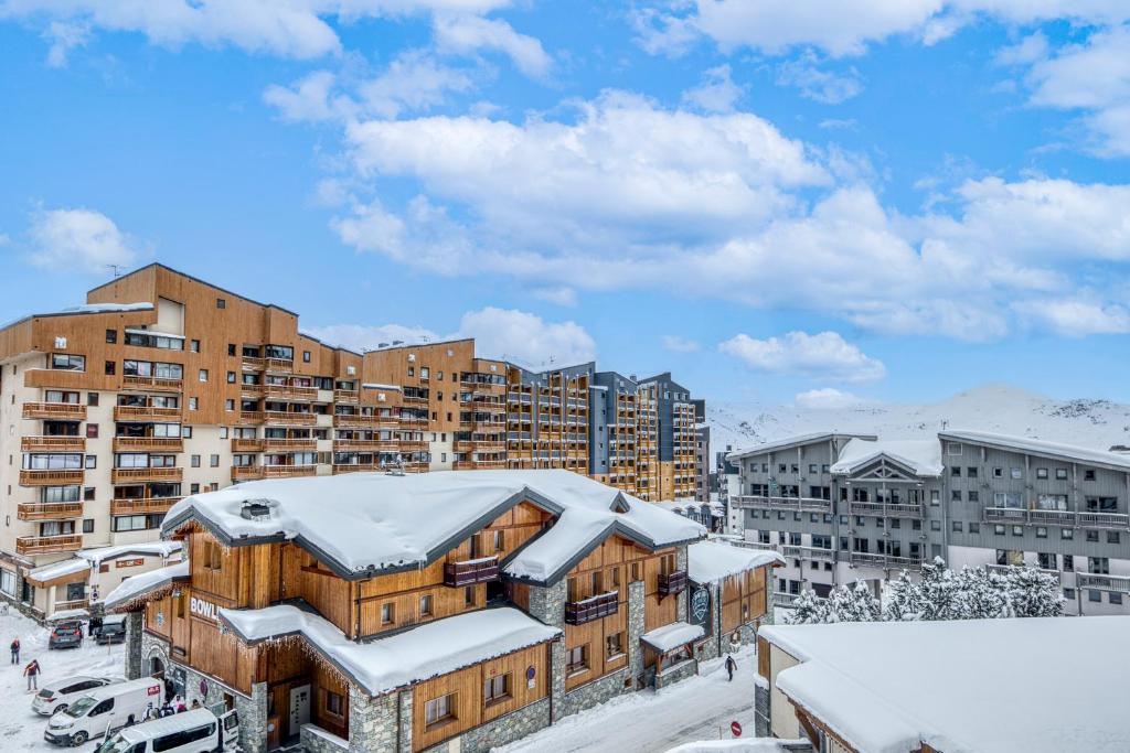 un immeuble avec de la neige sur le toit dans l'établissement Ski In-Out - Heart of Val Thorens Beautiful View, WiFi 108, à Val Thorens