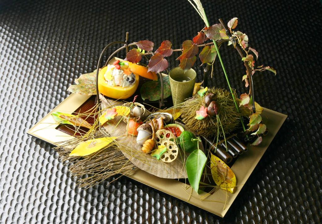une assiette de nourriture sur une table dans l'établissement Hakone Onsen Ryokan Yaeikan, à Hakone