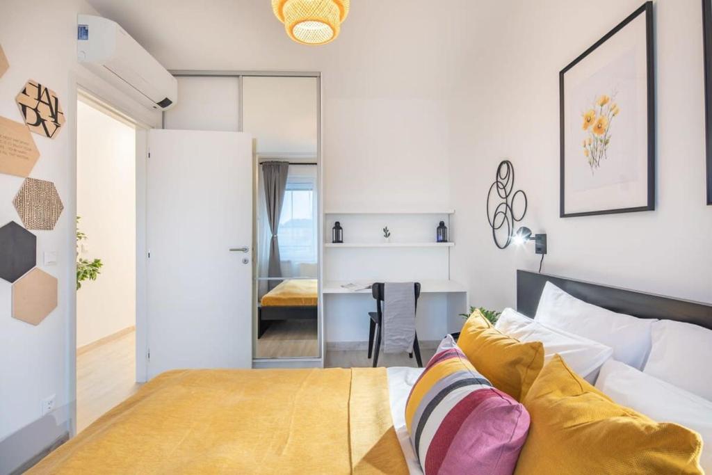 Modern bright central place with terrace 7