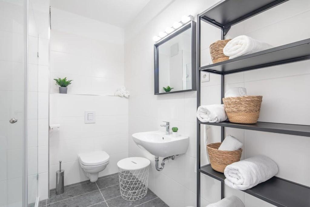 Modern bright central place with terrace 8
