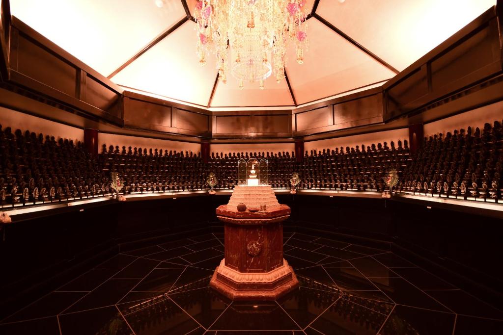 un auditorium vide avec un lustre au milieu dans l'établissement Koyasan Shukubo Fugenin, à Koyasan