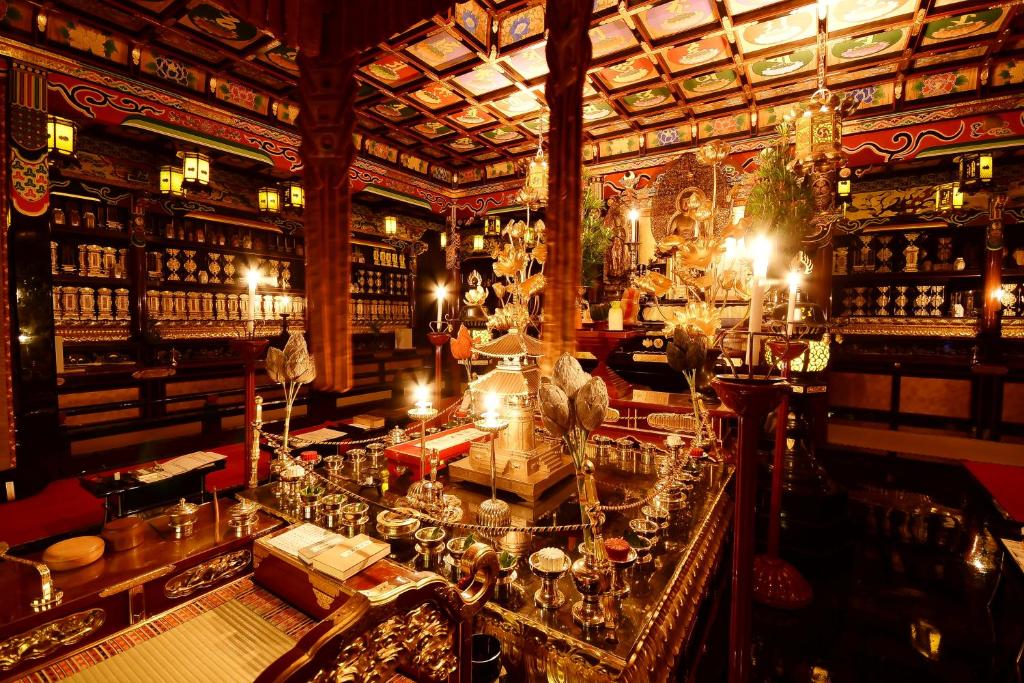- une vue de tête sur un bar dans un pub dans l'établissement Koyasan Shukubo Fugenin, à Koyasan