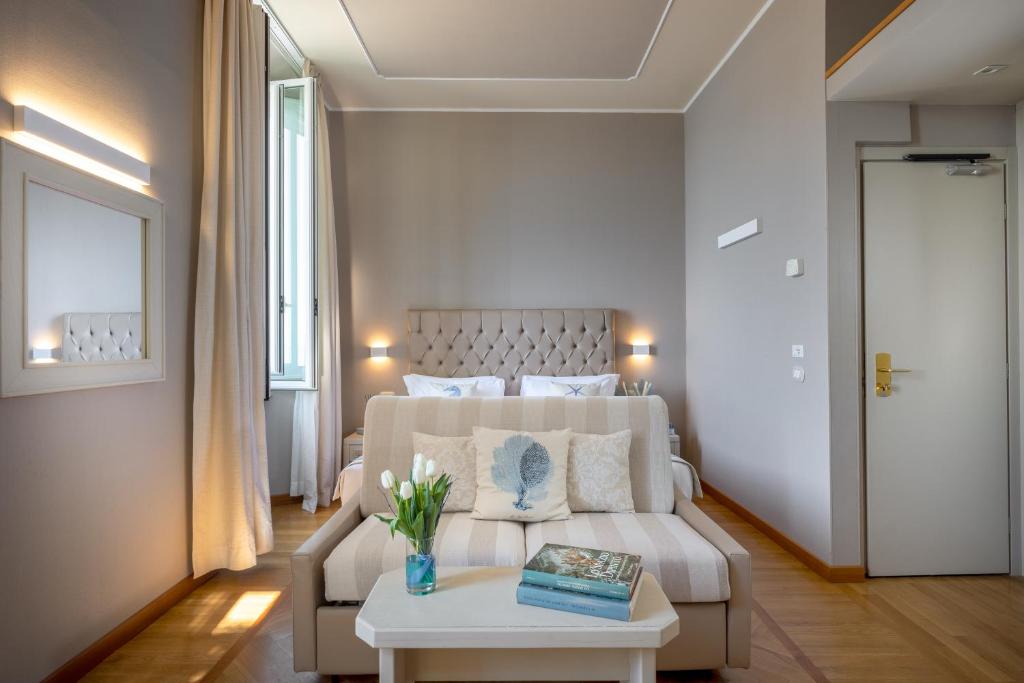 un salon avec un canapé et une table dans l'établissement Hotel Metropole, à Santa Margherita Ligure