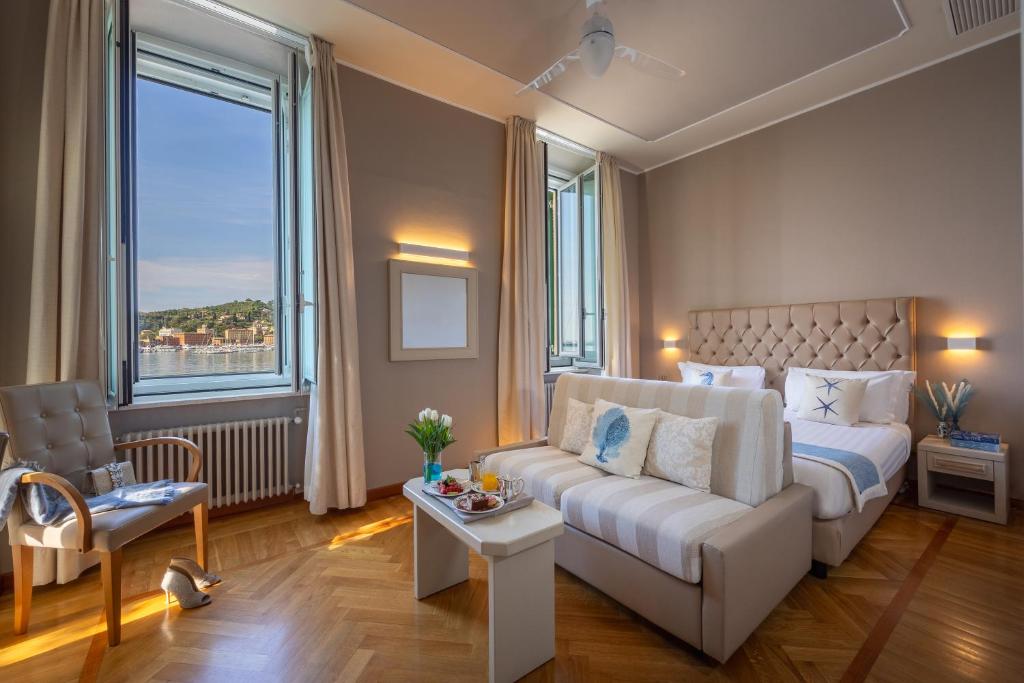 une chambre d'hôtel avec un lit et un canapé dans l'établissement Hotel Metropole, à Santa Margherita Ligure