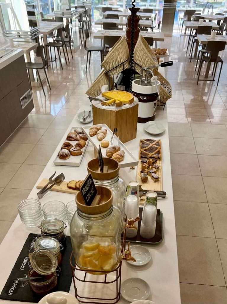 - une table avec un bouquet de pâtisseries dans l'établissement Hotel Vernel, à Rimini