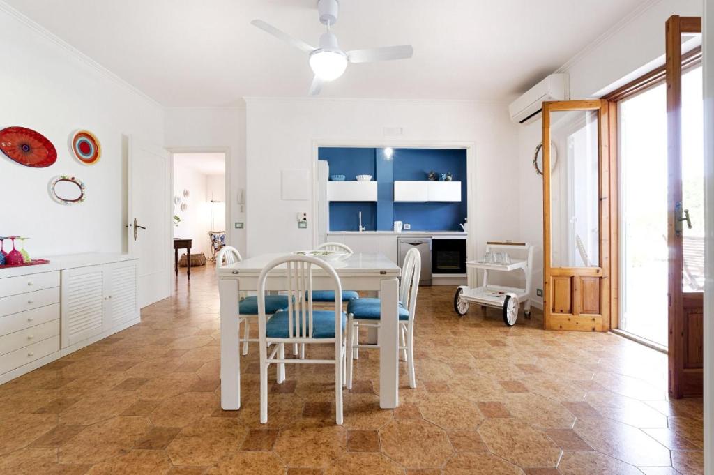 une salle à manger blanche avec une table et des chaises dans l'établissement Chicco di Sale - Exclusive Pool Villa, à Marina di Ragusa 16 autres photos