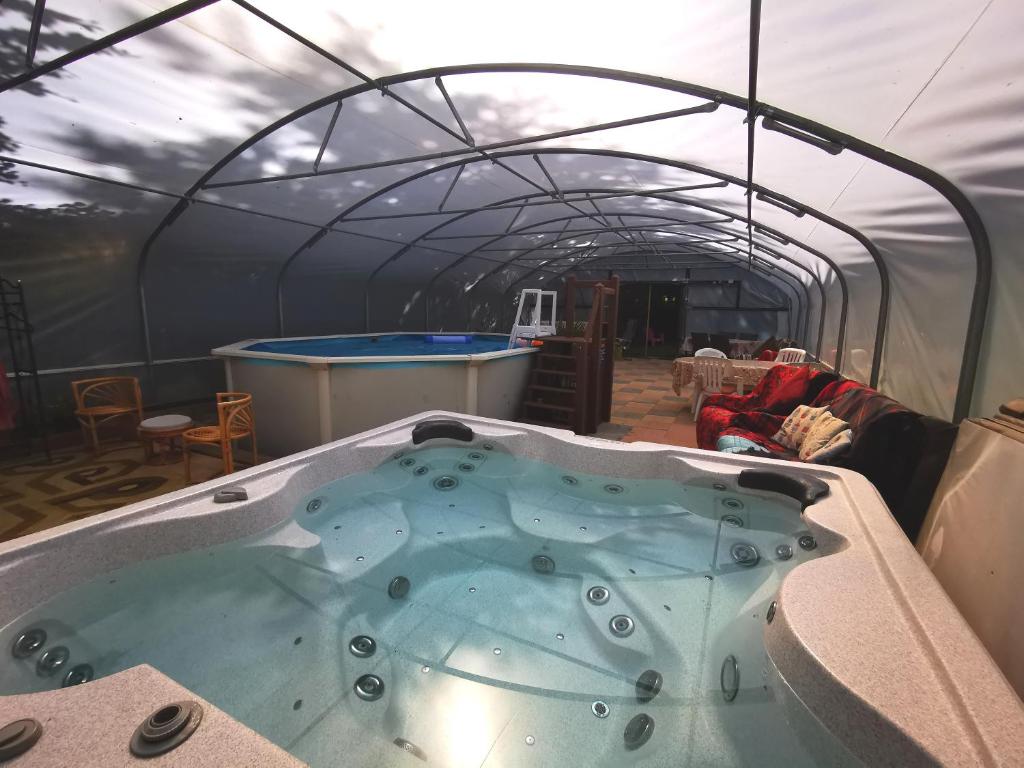 - un grand bain à remous dans un igloo avec une chambre dans l'établissement Bell tent one of three to rent fully equipped private equipped kitchen tents too, à Saint-Michel-de-Montjoie