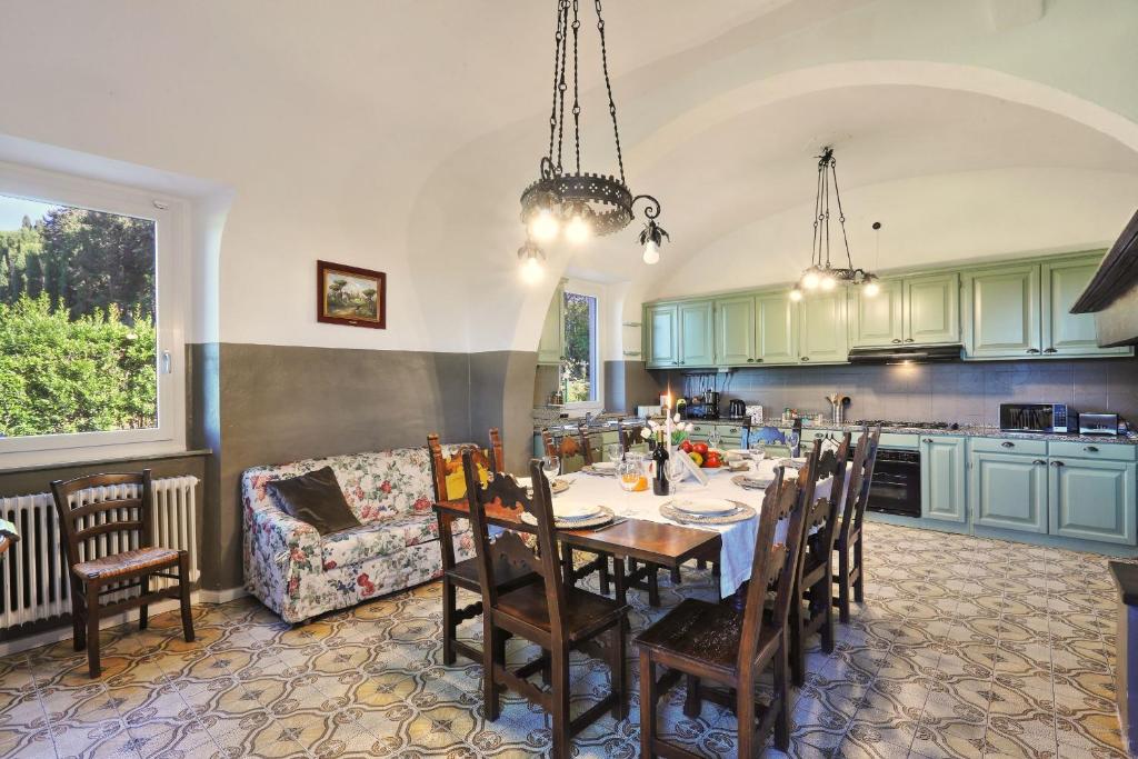 une cuisine et un salon avec une table et un canapé dans l'établissement Villa Orsini Peccioli - Villa storica ad uso esclusivo con piscina, à Peccioli
