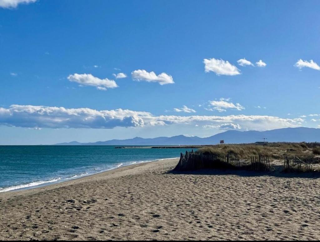 Photo de la galerie de l'établissement Camping la palmeraie 4* mobil home 3 chambres-6personnes, à Torreilles