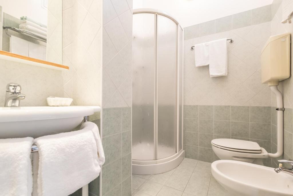 La salle de bains est pourvue d'un lavabo, de toilettes et d'une douche. dans l'établissement Hotel leonardo, à Cattolica 28 autres photos