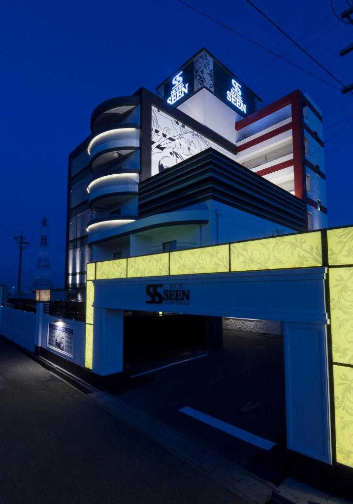 un bâtiment avec une enseigne sur le côté dans l'établissement HOTEL SEEN - OCEAN TERRACE - (Adult Only), à Taketoyo