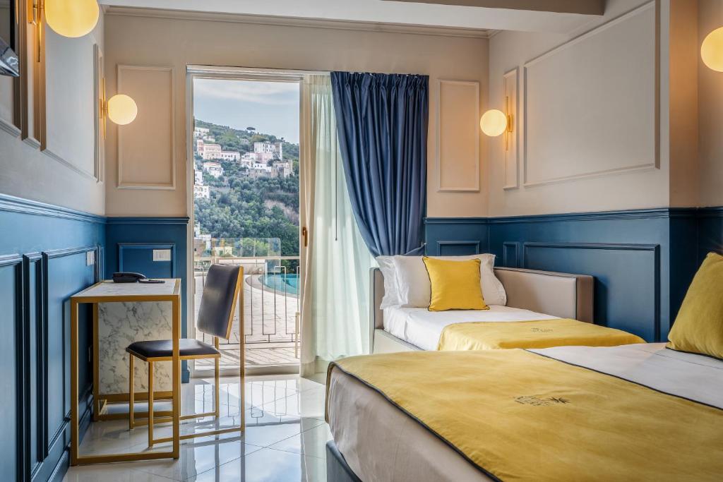 une chambre d'hôtel avec deux lits et une fenêtre dans l'établissement Hotel Mary, à Vico Equense
