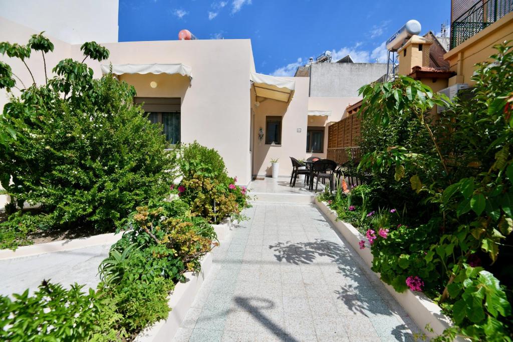 Elli's Private House 1