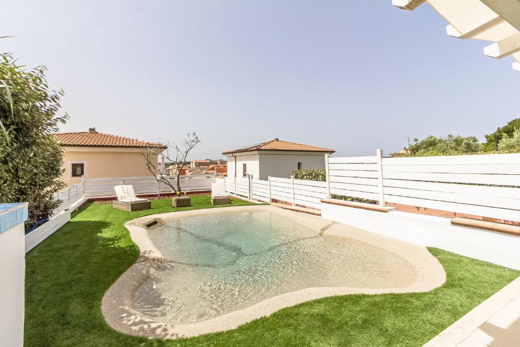 une piscine dans l'arrière-cour d'une maison dans l'établissement Villetta Marina Vista mare con piscina privata, à Stintino