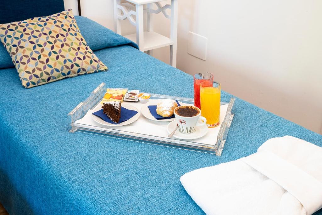 - un plateau de nourriture sur un lit dans l'établissement Le Dune Sicily Hotel, à Catane