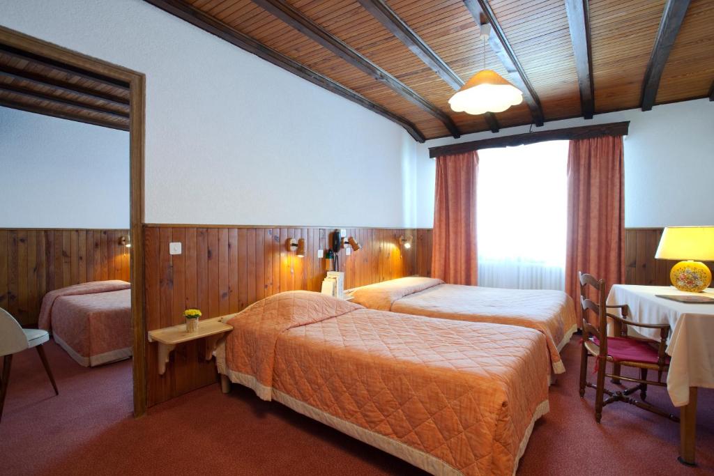 Photo de la galerie de l'établissement Logis Hôtel La Petite Chaumière, à Gex 9 autres photos