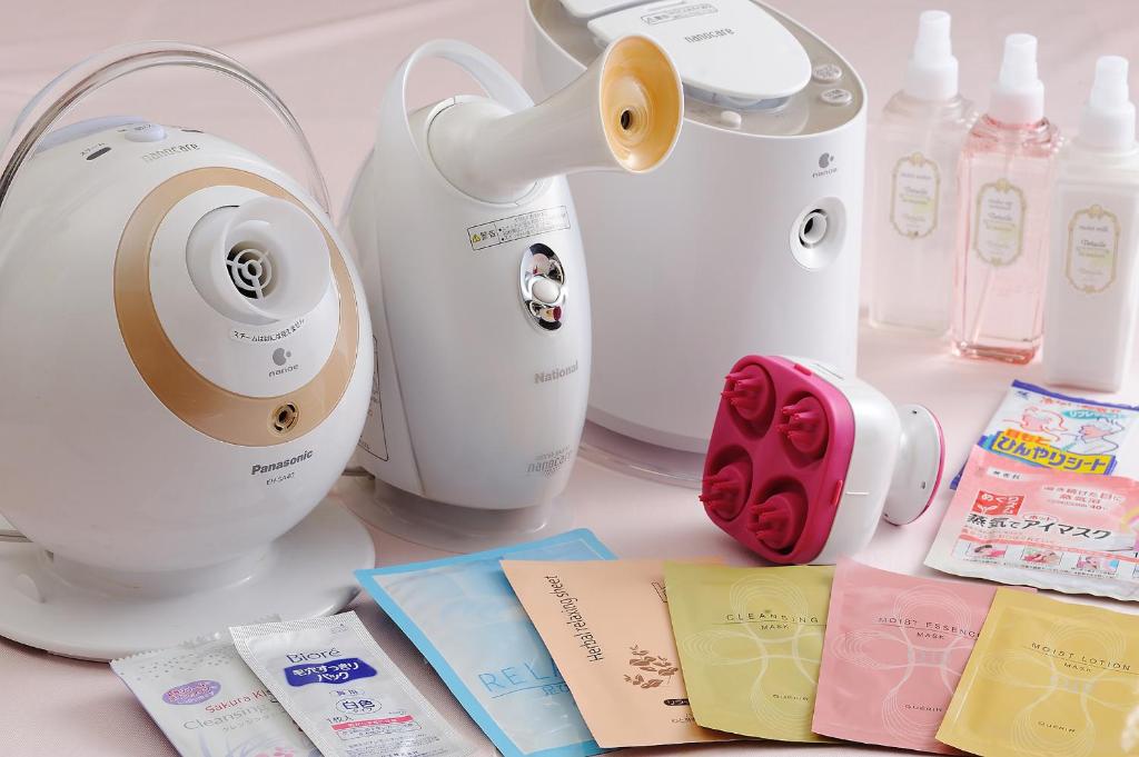 un comptoir avec un paquet de produits dessus dans l'établissement HOTEL SEEN - OCEAN TERRACE - (Adult Only), à Taketoyo