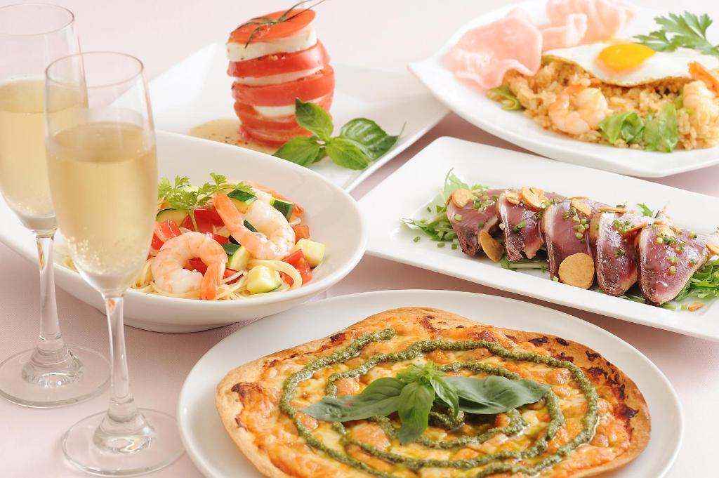 - une table avec des assiettes de nourriture et des verres de champagne dans l'établissement HOTEL SEEN - OCEAN TERRACE - (Adult Only), à Taketoyo 6 autres photos